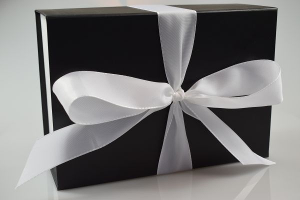 Geschenkbox mit Schleife Schwarz-Weiß in 23x16x9 cm