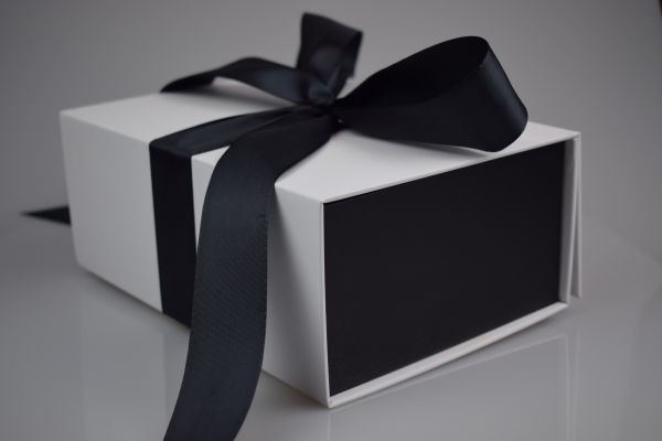 Geschenkbox mit Schleife Weiß-Schwarz in 23x16x9 cm