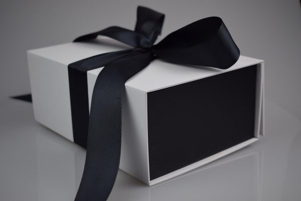 Geschenkbox mit Schleife Weiß-Schwarz in 18x10x7 cm