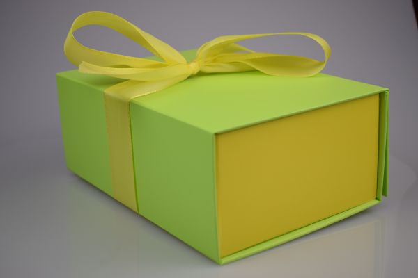 Geschenkbox mit Schleife Maigrün-Gelb in 18x10x7 cm