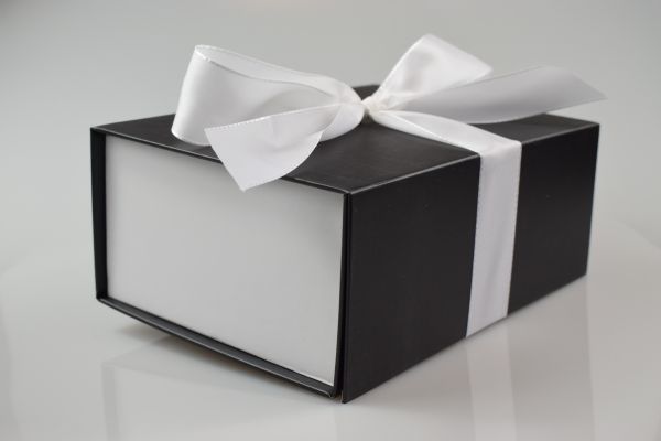 Geschenkbox mit Schleife Schwarz-Weiß in 27x21x10,5 cm